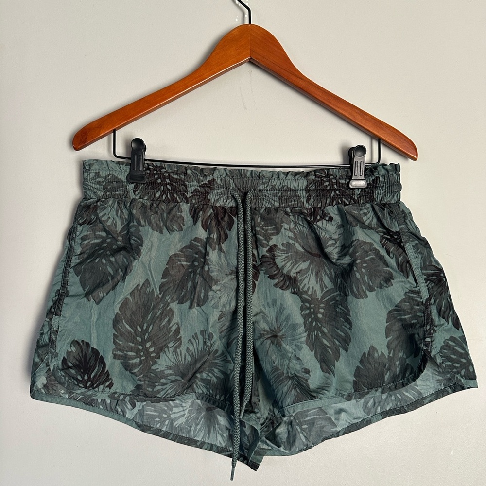 Aerie Leaf Pattern Drawstring Athletic Shorts Siz… - image 2